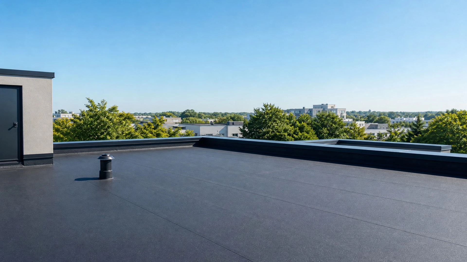 Chantier de construction en extérieur, ouvriers en équipement de protection individuelle installant une membrane d'étanchéité sur toiture-terrasse